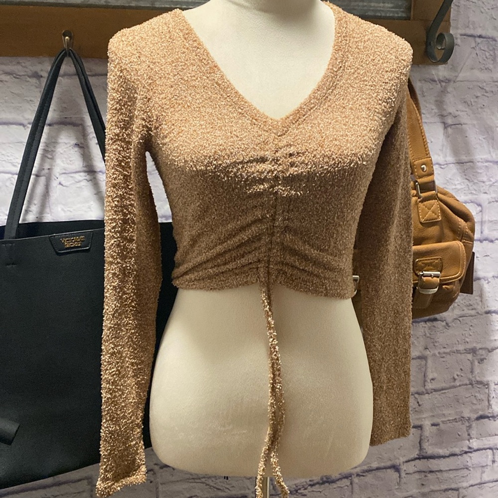 Crop top vneck with adjustable length in front